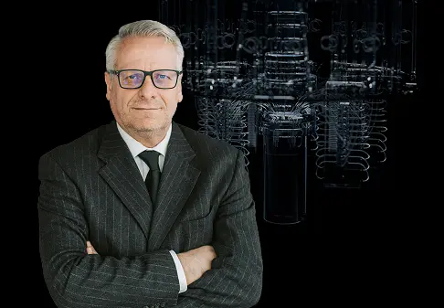 Business expert discussing benefits of Quantumai trading bot